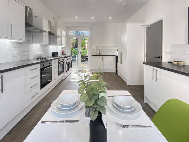New! Luxury Room RM1 at 35 Military Rd! Main Photo