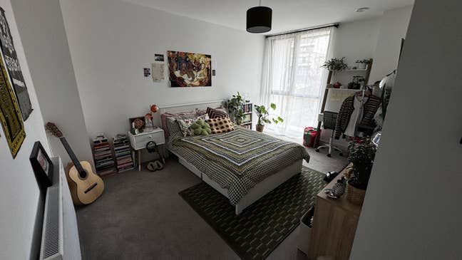 Spacious Double Bedroom in Modern Two-Storey Flat Main Photo