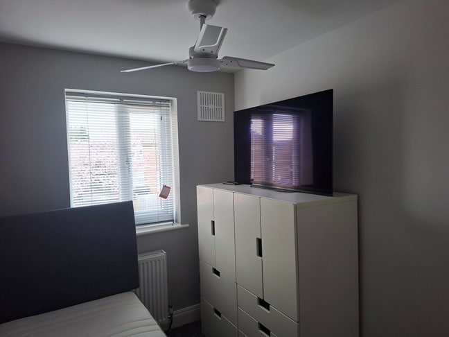 Modern Single  2 Bed Property LU2- Luton Airport   Main Photo