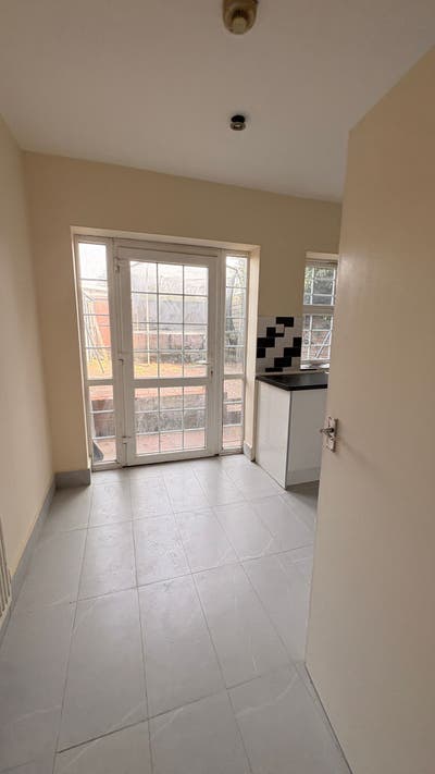 Large Three Bedroom Flat in Wembley Main Photo