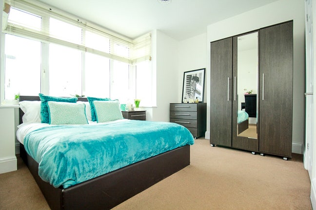 LOTS of Free Parking! 🚗 Modern SE12 Ensuite Room Main Photo