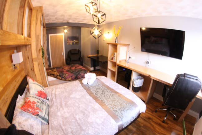 Large Room with Storage perfect for a couple Main Photo