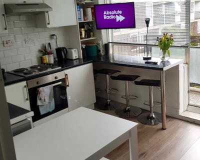 Bright Room + Balcony – Limehouse / Whitechapel 🌊 Main Photo