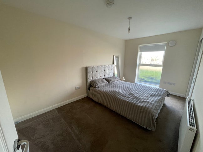 A room available to rent Main Photo