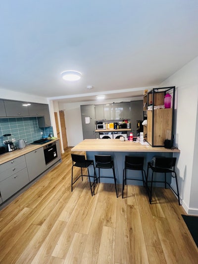 Large room in NR5 Main Photo