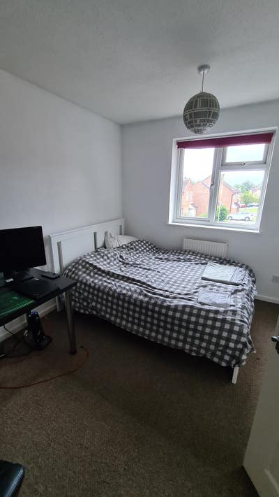 Double room in 3 bed house available Main Photo
