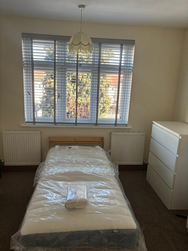 Spacious king size room for rent  Main Photo
