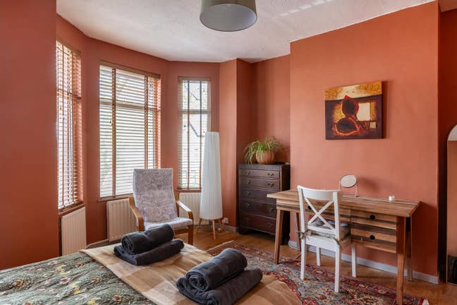 Large Double Room w/ Workspace in Quiet House Main Photo