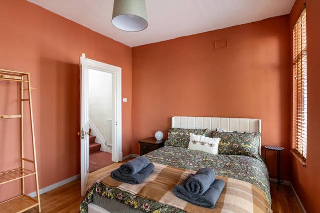 Large Double Room w/ Workspace in Quiet House Main Photo