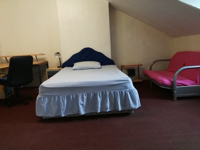 Spacious double room for rent Main Photo