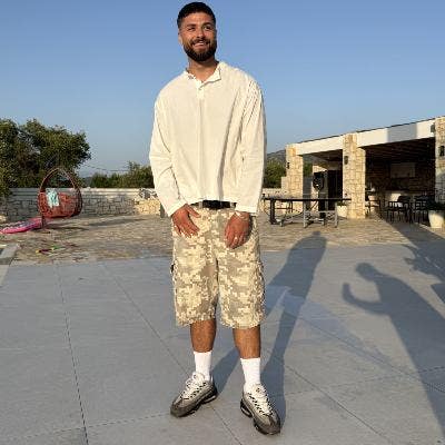 I am a professional male aged 28. I am lookin... Main Photo