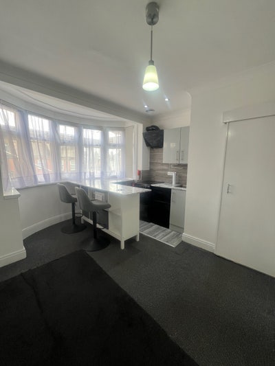 NEW Studio Bed Flat - *All Bills incl* East Ham   Main Photo