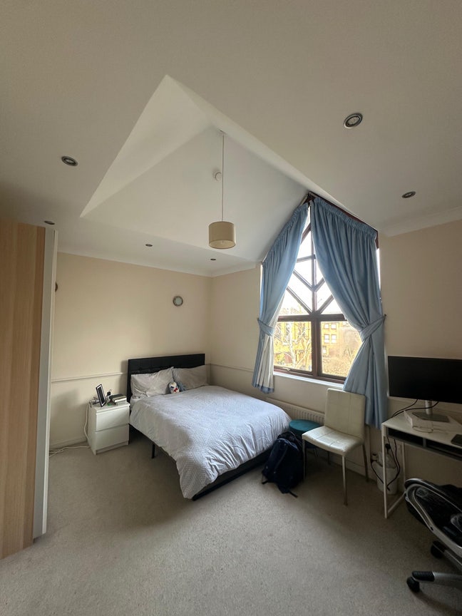 Large en-suite double room available Main Photo