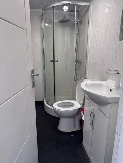 Single Room with bathroom and shared kitchen &pound;500 Main Photo