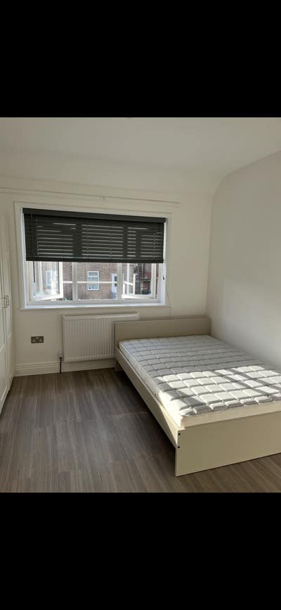 Double room in a newly refurbished house in Bromle Main Photo