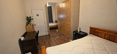 Ensuit shower double room 8 mints  walk wembley pk Main Photo