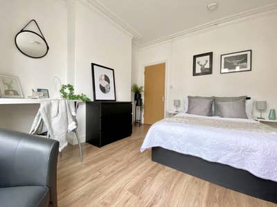 Beautiful Bright Room in a Spacious Home Main Photo