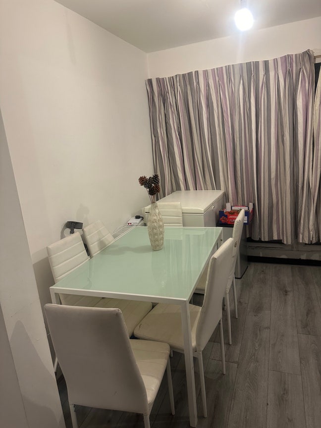 A room in a 3 bedroom house  Main Photo