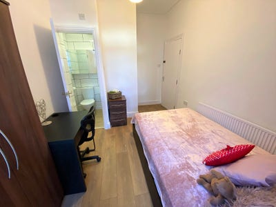 En-Suite room available Main Photo