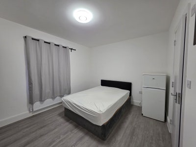 ✨ 🛌 Ensuite Room to Let in- Neasden Main Photo
