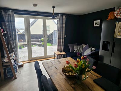 Modern Double Room with Private Bathroom – Penarth Main Photo