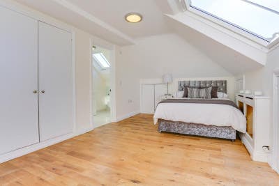 Large Ensuite room close to station  Main Photo