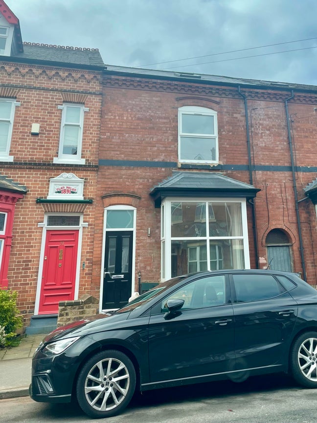 Brand New, Commuter Friendly QE UOB Pro HouseShare Main Photo