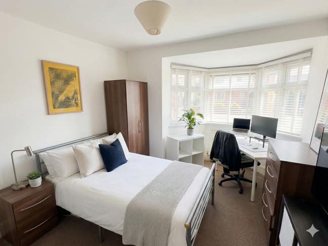 Good Sized Ground Floor Double- Free Parking Main Photo