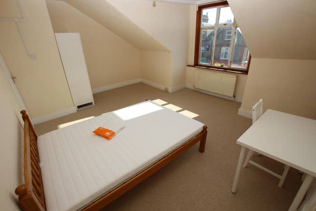 King size, great loc, all.incl,avail.now,furnished Main Photo