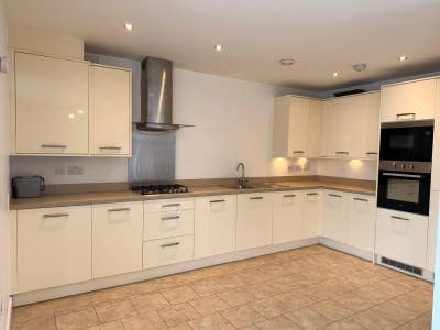 Two bedroom with 2 bathrooms first floor apartment Main Photo