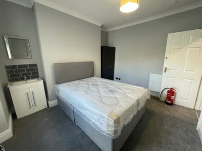 2 Rooms Available!! Right by the City Center!! Main Photo