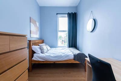 No Deposit - Next to Tram & Weekly Cleaner! Main Photo