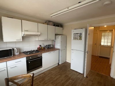 One double bedroom available in a 5-bedroom house  Main Photo