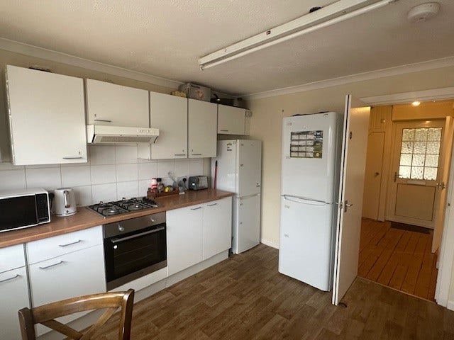 One double bedroom available in a 5-bedroom house  Main Photo