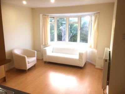 One double bedroom flat, garden, off-road parking Main Photo