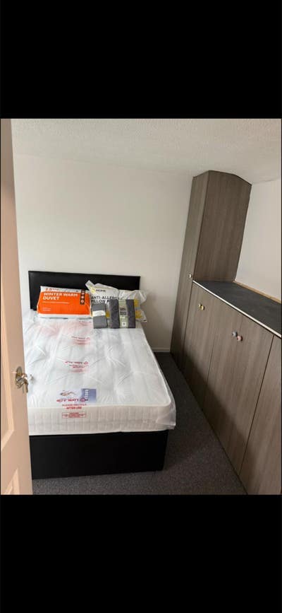 Double room available in newly decorated house.  Main Photo