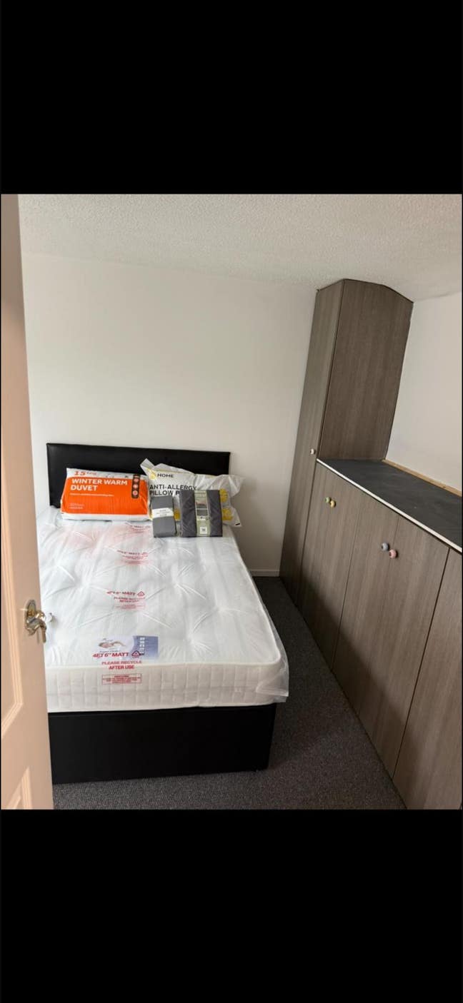 Double room available in newly decorated house.  Main Photo