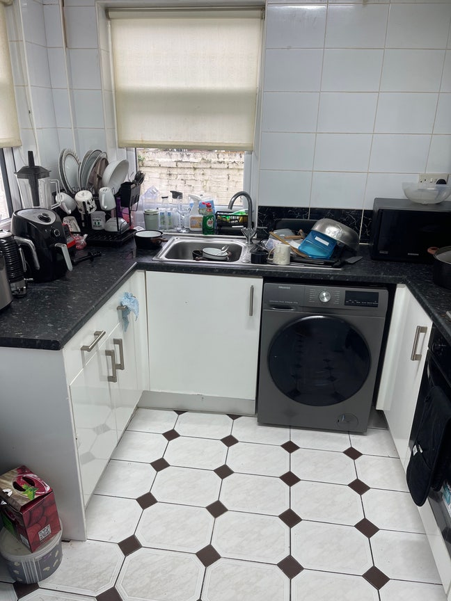 Double Room – All Bills Included – Great Location Main Photo