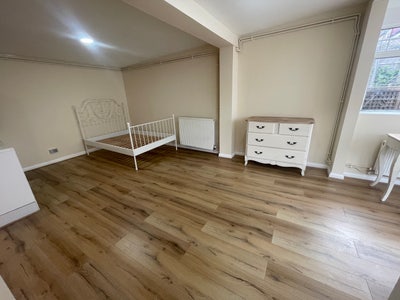 Detached Bungalow Studio w/ Garden – 3 mins Tube Main Photo