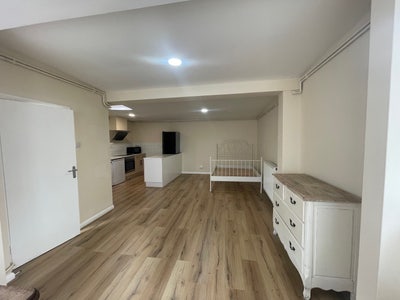 Detached Bungalow Studio w/ Garden – 3 mins Tube Main Photo