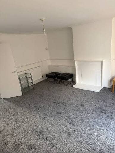 2bed flat… only 2 tenants…  Main Photo