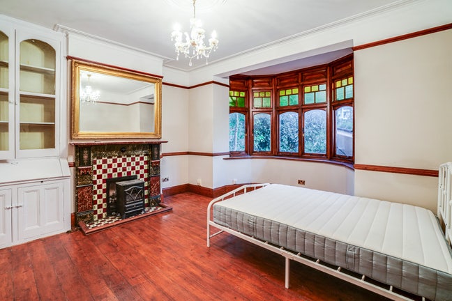 Spacious 4 Bedroom Home to Rent in Ilford Main Photo