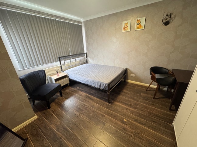 Brighter large room Main Photo