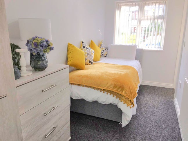 ** Lovely New Modern En Suite -All Bills Included! Main Photo
