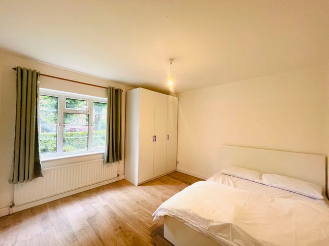 Spacious Double Room in Chiswick Park Main Photo