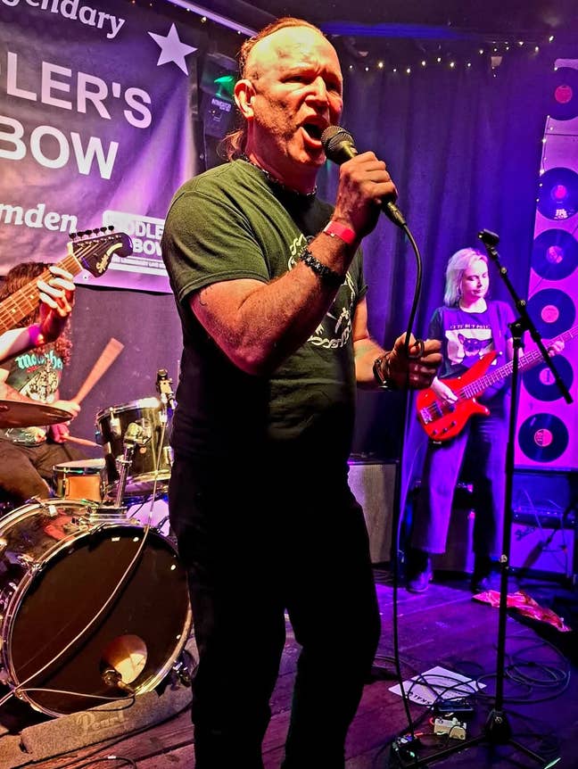 Professional Male seeks a double room Main Photo