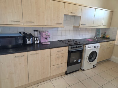 Spacious Room – All Bills Included  Main Photo