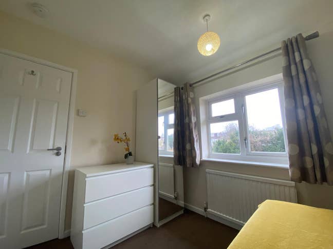 Close Airport & Town - Lovely Garden Rooms by Sue Main Photo