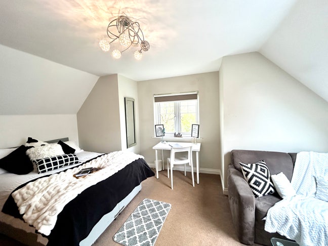 Spacious Rooms 🏡 Work from Home 💻 Main Photo