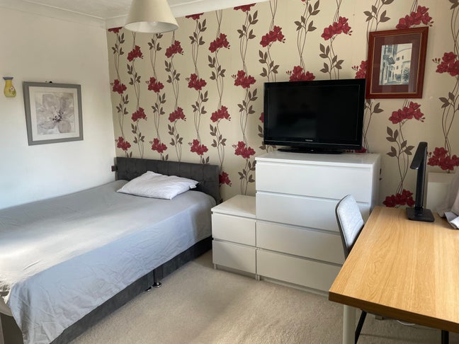  en-suite bedroom in a detached house. Car parking Main Photo